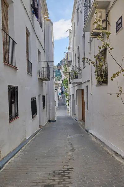 Chulilla köyündeki beyaz evlerin dar sokakları. Chulilla, Valensiyalı Topluluğu, İspanya - 18 Mayıs 2025.