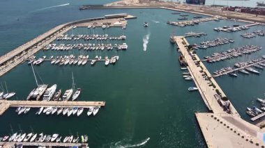 Marina Valencia 'nın tekneleri, yatları ve deniz manzaralı insansız hava aracı görüntüsü. Valencia, İspanya - 2 Ağustos 2025.