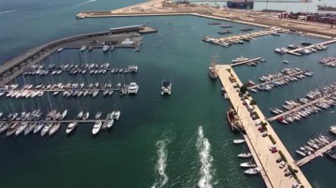 Marina Valencia 'nın tekneleri, yatları ve deniz manzaralı insansız hava aracı görüntüsü. Valencia, İspanya - 2 Ağustos 2025.