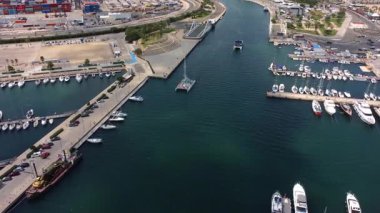 Marina Valencia 'nın tekneleri, yatları ve deniz manzaralı insansız hava aracı görüntüsü. Valencia, İspanya - 2 Ağustos 2025.