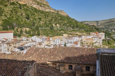 Chulilla köyündeki beyaz evler ve çatılar. Chulilla, Valencia, İspanya.