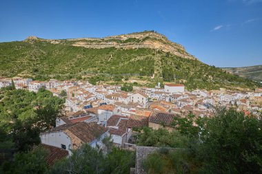 Chulilla köyündeki beyaz evler ve çatılar. Chulilla, Valencia, İspanya.