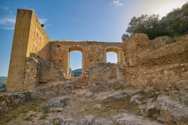 Chulilla köyündeki bir ortaçağ şatosunun kalıntıları. Chulilla, Valencia, İspanya.