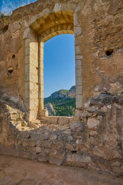 Chulilla köyündeki bir ortaçağ şatosunun kalıntıları. Chulilla, Valencia, İspanya.