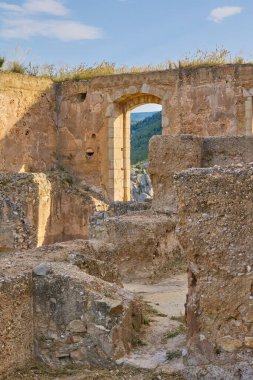 Chulilla köyündeki bir ortaçağ şatosunun kalıntıları. Chulilla, Valencia, İspanya.