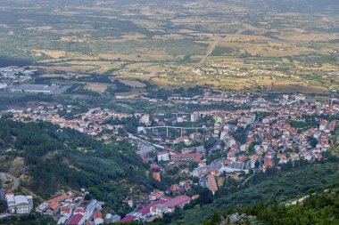 Vadinin geniş panoramik manzarası ve dağlardan kırsal alan.