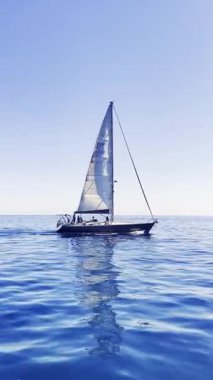 İspanya Bankası Regatta 'da yelkenli altında açık denizde sorunsuzca süzülen bir yat. Javea, İspanya - 24 Mayıs 2025.