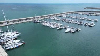 Valencia Marina 'nın insansız hava aracı görüntüleri yatların, teknelerin ve Akdeniz kıyılarının panoramik görüntülerini içeriyor. Valencia, İspanya - 2 Ağustos 2025.