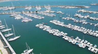 Marina Valencia 'nın tekneleri, yatları ve deniz manzaralı insansız hava aracı görüntüsü. Valencia, İspanya - 2 Ağustos 2025.