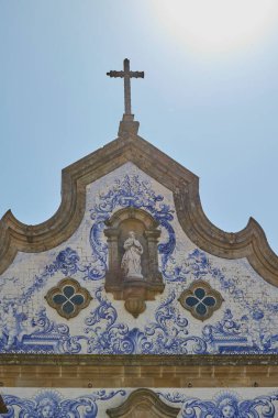 Çapraz ve mavi azulejo süslemeli Santa Maria Maior Kilisesi. Covilha, Portekiz - 22 Haziran 2025.