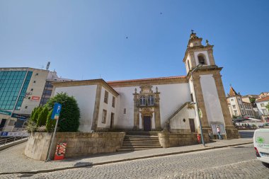 Portekiz şehir merkezinde çan kulesi olan küçük beyaz bir kilise. Covilha, Portekiz - 22 Haziran 2025.