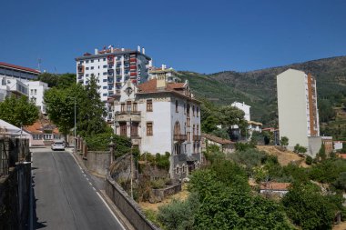 Portekiz 'in dağlık kesimindeki eski konak ve modern binalar. Covilha, Portekiz - 22 Haziran 2025.