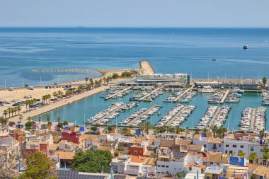 İskeleye demirlemiş yatlarla dolu Denia Limanı 'nın yukarısından manzara. Denia, İspanya - 31 Mayıs 2025.