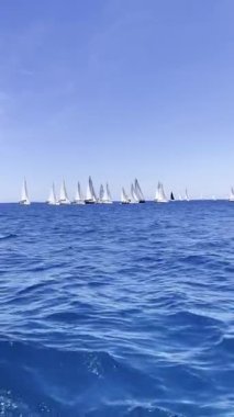 İspanya 'nın Javea kentindeki yelkenli yarışı sırasında hareket halindeki bir yattan çekilen dikey video..