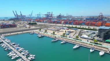 Valencia Marina 'nın insansız hava aracı görüntüleri yatların, teknelerin ve Akdeniz kıyılarının panoramik görüntülerini içeriyor. Valencia, İspanya - 2 Ağustos 2025.
