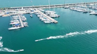 Marina Valencia 'nın tekneleri, yatları ve deniz manzaralı insansız hava aracı görüntüsü. Valencia, İspanya - 2 Ağustos 2025.