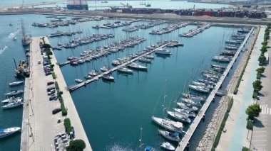 Valencia Marina 'nın insansız hava aracı görüntüleri yatların, teknelerin ve Akdeniz kıyılarının panoramik görüntülerini içeriyor. Valencia, İspanya - 2 Ağustos 2025.