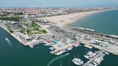 Valencia 'da parkları ve Las Arenas plajı yakınlarındaki Real Juan Carlos Marina' nın insansız hava aracı görüntüsü. Valencia, İspanya - 2 Ağustos 2025.