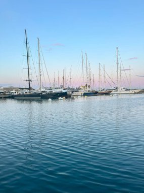 Sakin bir limanda demirlemiş yelkenli yatlar..