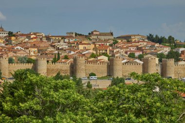İspanya 'nın Cuatro Postes bakış açısıyla ünlü ortaçağ şehir duvarlarıyla tarihi Avila kentinin panoramik manzarası.