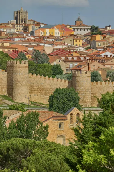 Avila 'nın tarihi şehri Cuatro Postası' nın bakış açısıyla ünlü ortaçağ şehir duvarları İspanya.