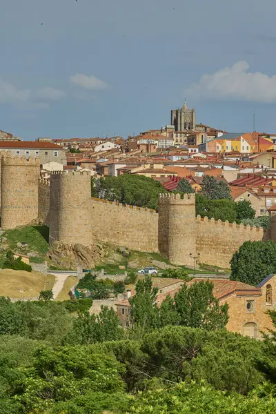 Avila 'nın tarihi şehri Cuatro Postası' nın bakış açısıyla ünlü ortaçağ şehir duvarları İspanya.