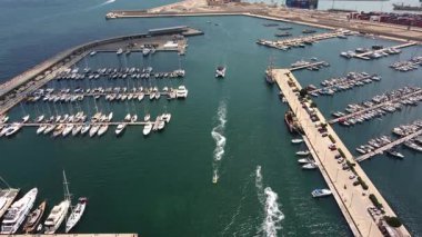 Marina Valencia 'nın tekneleri, yatları ve deniz manzaralı insansız hava aracı görüntüsü. Valencia, İspanya - 2 Ağustos 2025.