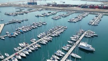 Marina Valencia 'nın tekneleri, yatları ve deniz manzaralı insansız hava aracı görüntüsü. Valencia, İspanya - 2 Ağustos 2025.