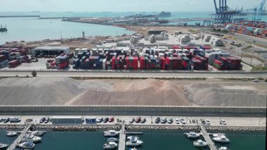 Valencia ticari limanının hava aracı görüntüsü, konteynırlar, vinçler ve kargo gemileri. Valencia, İspanya - 2 Ağustos 2025.