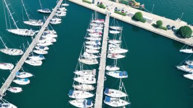 Marina Valencia 'nın çarpıcı hava görüntüsü demirli yatlar, yelkenli tekneler ve canlı şehir silueti. Valencia, İspanya - 2 Ağustos 2025.