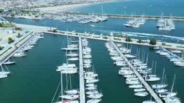 Marina Valencia 'nın tekneleri, yatları ve deniz manzaralı insansız hava aracı görüntüsü. Valencia, İspanya - 2 Ağustos 2025.