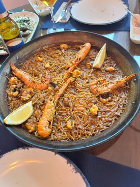 Valencia restoranında deniz ürünleriyle geleneksel fideua 'nın yakın çekimi..
