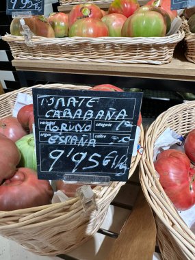 Pazarda satılık İspanyol aile yadigarı domatesler. Valencia, İspanya - 22 Temmuz 2025.