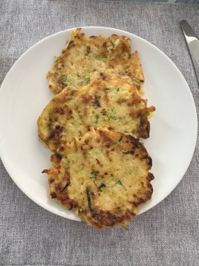 Beyaz tabakta üç kabaklı börek..