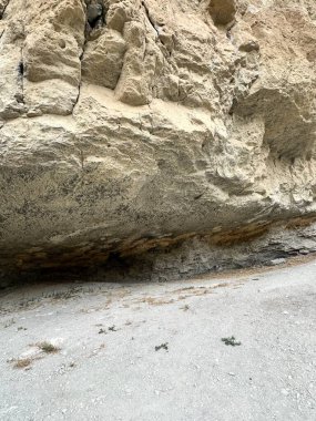 Kayalık kayalıklarda mağara girişinde kumlu zemin var..