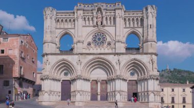 İspanya 'nın Cuenca kentindeki gotik katedralin ön görüntüsü, güpegündüz insanların önünde yürüdüğü görüntüler. Ünlü bir kültürel ve mimari dönüm noktası. Cuenca, İspanya - 23 Ağustos 2025