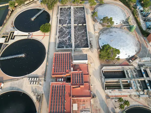 Güneş panelleri olan modern kanalizasyon arıtma tesisinin insansız hava aracı görüntüsü. Su arıtma yeniden kullanılacak.