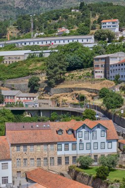 Tarihi binalar ve taştan teraslı yamaçlar. Covilha, Portekiz - 22 Haziran 2025.