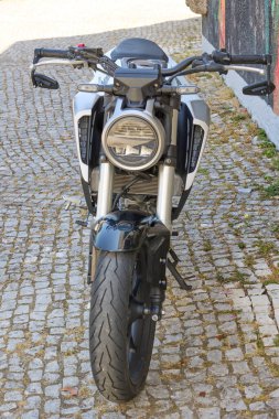 Çağdaş motosiklet kaldırım taşı caddesinde. Covilha, Portekiz - 22 Haziran 2025.