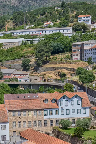 Tarihi binalar ve taştan teraslı yamaçlar. Covilha, Portekiz - 22 Haziran 2025.