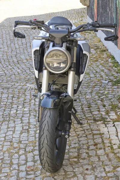 Çağdaş motosiklet kaldırım taşı caddesinde. Covilha, Portekiz - 22 Haziran 2025.