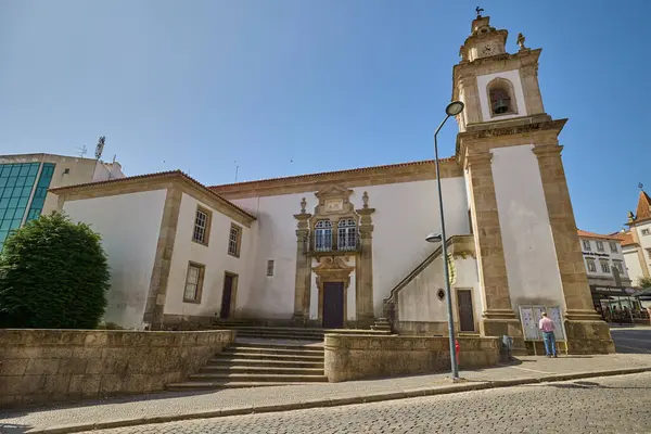 Portekiz şehir merkezinde çan kulesi olan Covilha 'nın Merhamet Kilisesi. Covilha, Portekiz - 22 Haziran 2025.