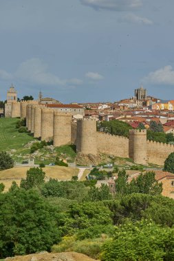 Avila 'nın tarihi şehri Cuatro Postası' nın bakış açısıyla ünlü ortaçağ şehir duvarları İspanya.