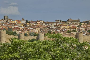 İspanya 'nın Cuatro Postes bakış açısıyla ünlü ortaçağ şehir duvarlarıyla tarihi Avila kentinin panoramik manzarası.