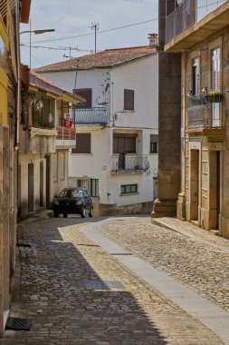 Eski kasabadaki dar kaldırım taşı caddesi.