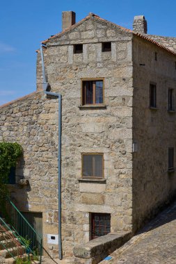 Portekiz, Monsanto 'da tarihi bir köyde küçük pencereli eski taş bir ev..