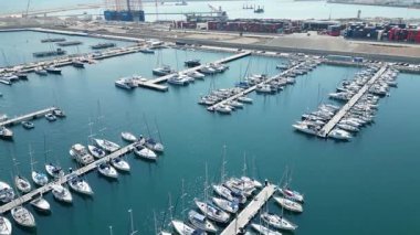 Marina Valencia 'nın tekneleri, yatları ve deniz manzaralı insansız hava aracı görüntüsü. Valencia, İspanya - 2 Ağustos 2025.