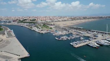 Valencia 'da parkları ve Las Arenas plajı yakınlarındaki Real Juan Carlos Marina' nın insansız hava aracı görüntüsü. Valencia, İspanya - 2 Ağustos 2025.