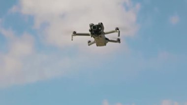 DJI Mini 5 Pro insansız hava aracı nazikçe bir ele iniyor, modern insansız hava aracı teknolojisi, kusursuz kontrol ve yenilikçi hava donanımı sergiliyor. Valencia, İspanya - 29 Eylül 2025.