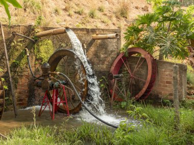 Bu, tarladaki hayvanlara içme suyu taşımak için kullanılan mekanik bir su pompası.
